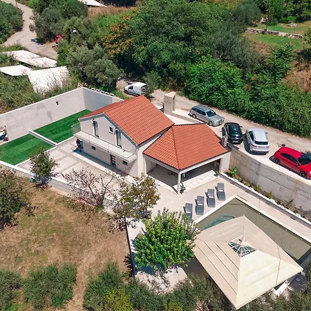 Mediterranean Oasis Seaside With Pool 빌라 *