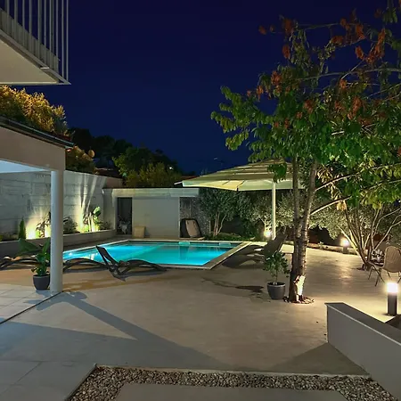 Mediterranean Oasis Seaside With Pool 빌라 스플리트