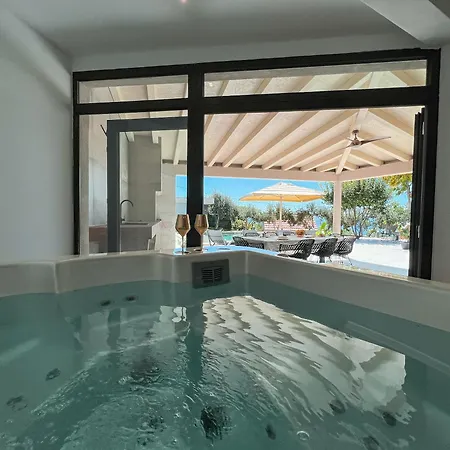 Mediterranean Oasis Seaside With Pool 빌라